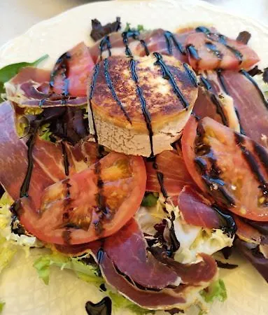 埃尔黑古洛露营酒店 *