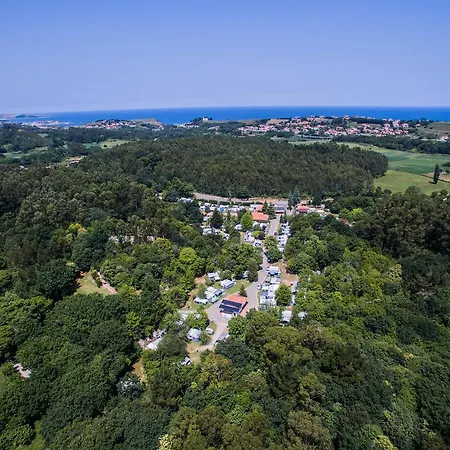 埃尔黑古洛露营酒店 *